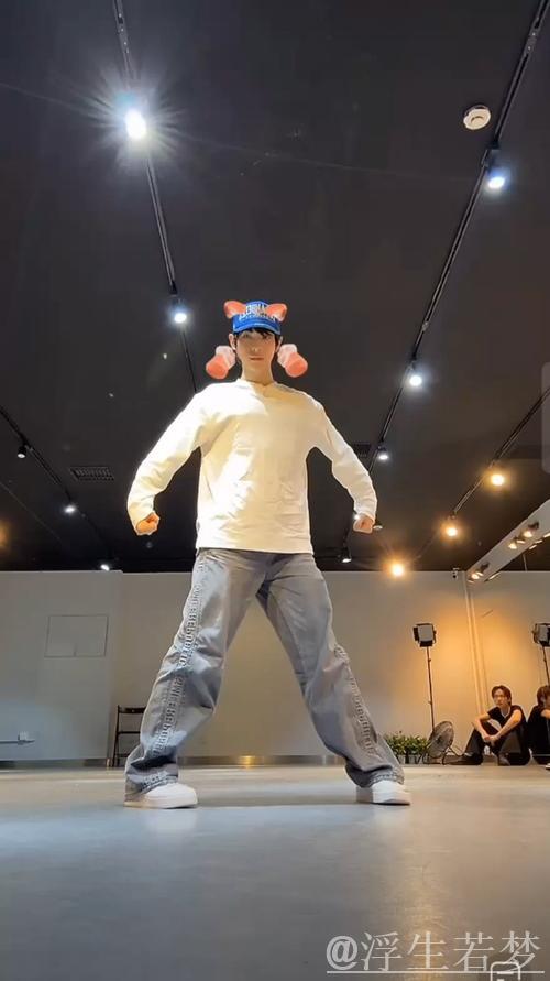 旋风翔哥挑战台湾网红馆长,被鞭腿击翻犹如旋转陀螺! 旋风翔哥挑战台湾网红馆长,被鞭腿击翻犹如旋转陀螺!