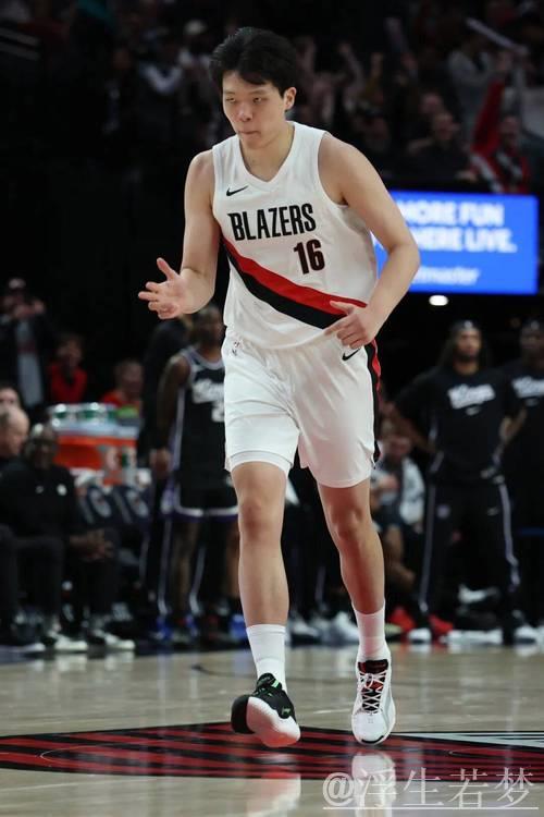 开拓记:开拓者中锋短缺,瀚森因伊迪碰撞面部受伤 开拓记:开拓者中锋短缺,瀚森因伊迪碰撞面部受伤